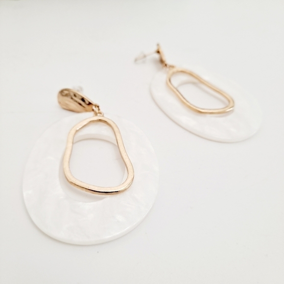 💖 2/$30 Boho Gold white Resin geometric cocktail formal big dangle earrings - Picture 7 of 7